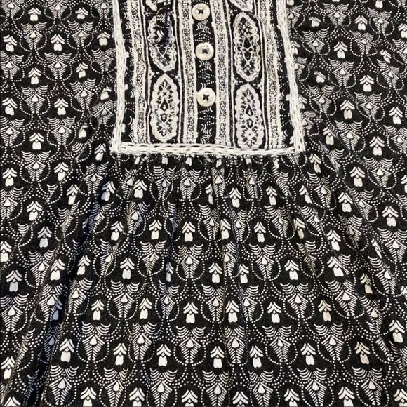 Dalia | Black and White Peasant Blouse - Picture 2 of 3